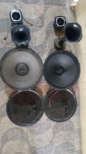 2 alto falante de 18 polegadas 2  twitter e 2 da  cornetas 200 RMS e 400 watts 