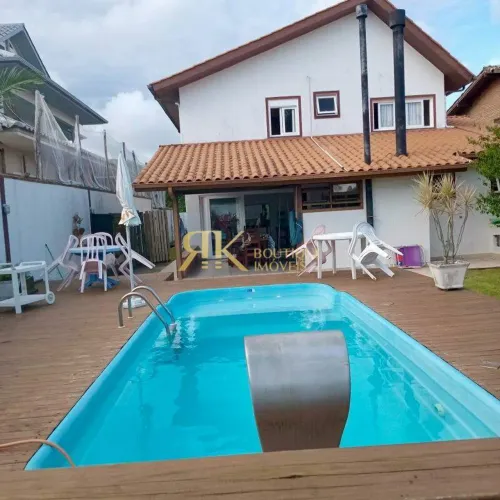 Casa em condomínio fechado no Morro das Pedras com acesso direto a praia.
