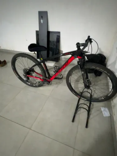 Bicicleta OGGI Agile Sport Carbon Aro 29 Shimano Deore Seminova Nova