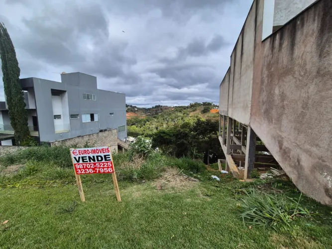 terreno em condomínio fechado em declive, 1070m².