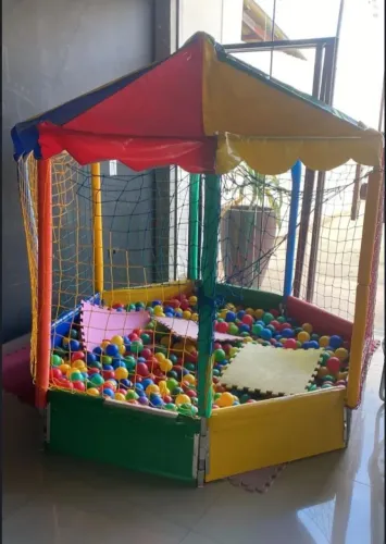 Piscina de bolinha 2x2 bolinhas de sobra semi nova