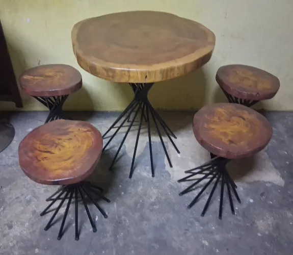 Conjunto mesa e banquetas