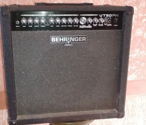amplificador de guitarra Behringer Virtube VT50FX.  ORIGINAL