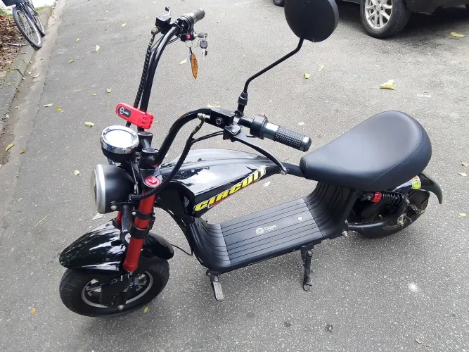 Uma moto elétrica chopper