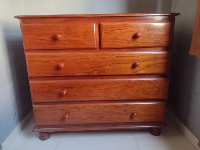 Vendo cômoda de madeira macacaúba