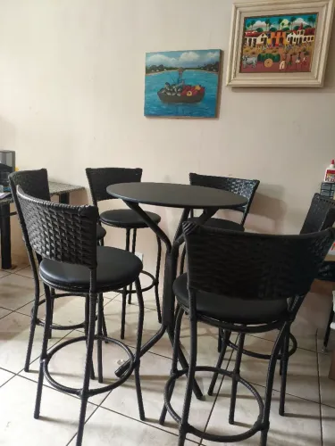 Mesa Bistrô Redonda + 6 Banquetas em Fibra Sintética - Excelente Estado