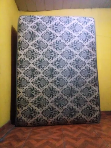 Vendo cama box ,espuma de 15 centímetros confortável e firme tá em ótimo estado valor 400
