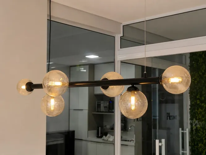 Lustre com globos de vidro