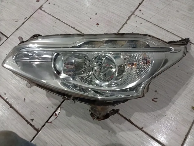 Farol Peugeot 208 2015...17 com led drl esq