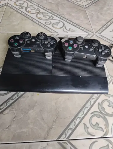 Vendo ps3 slim, com 2 controles e vários jogos no HD interno, 900 reais