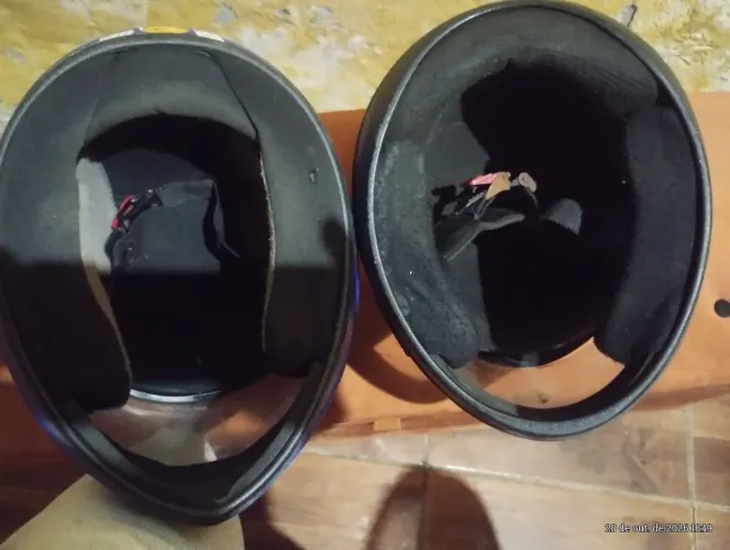 Dois capacetes semi novos