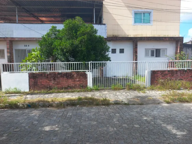 Alugo casa 4 quartos sendo 2 suítes em Jaguaribe