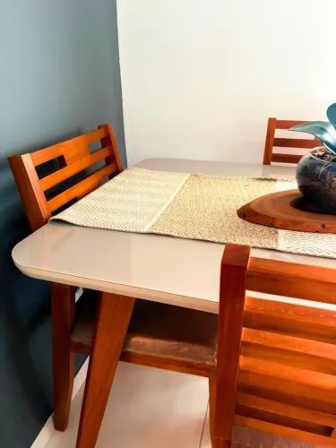 Mesa e cadeiras novas na caixa