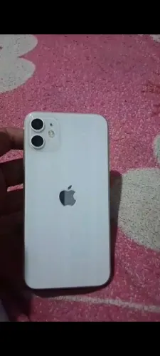 iPhone 11 com capa e carregador 