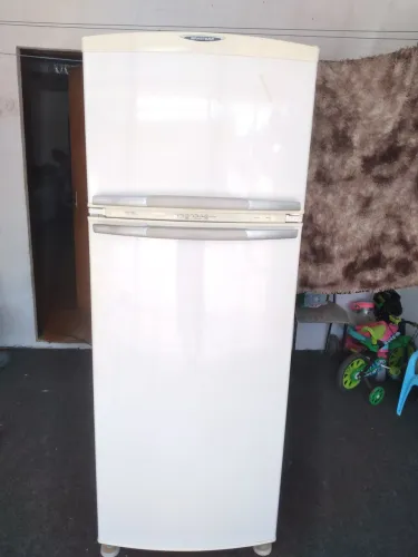 Vendo geladeira Brastemp frost free funcionando perfeitamente em bom estado