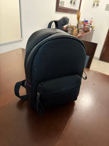 Mochila preta delicada