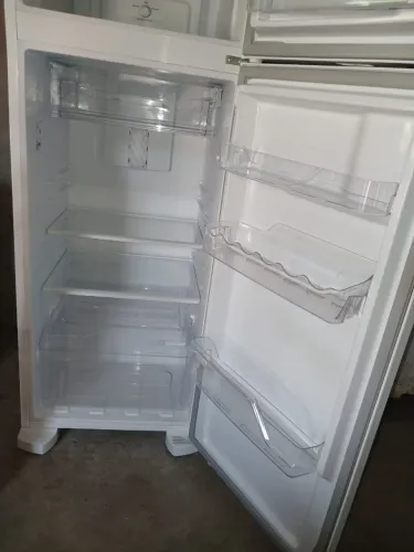 Vendo geladeira em ótimo estado, e vem com nota fiscal tudo certinho!!!