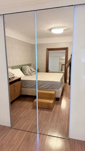 Porta em marcenaria com espelho 