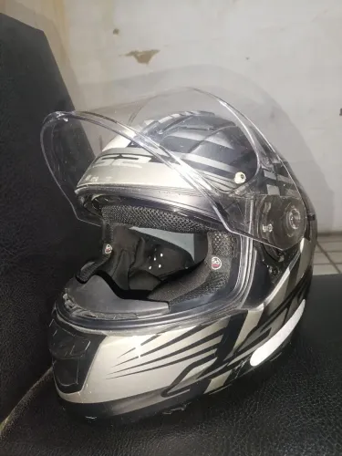 Capacete LS2 com óculos