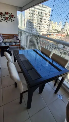Mesa de jantar com tampo de vidro de 4 lugares com cadeiras de madeira maciça 