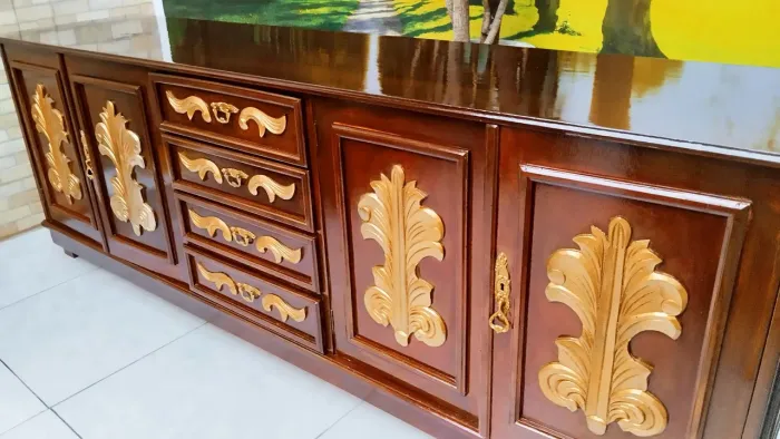 Buffet entalhado madeira com detalhes ouro velho 4 porta, impecável 