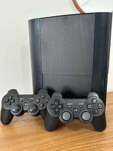 PS3 Super Slim, completo, 11 jogos, 2 controles e cabos