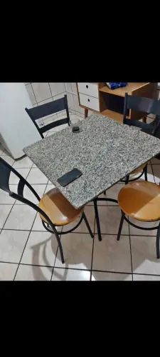 Entrego mesa com 4 cadeiras 400,00 
