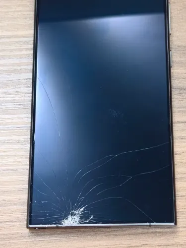 Celular Samsung S24 Ultra de 1TB com tela trincada