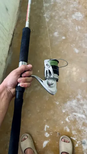 ? Vara Yamatto 80-120lb + Molinete Arena 3000 Completo