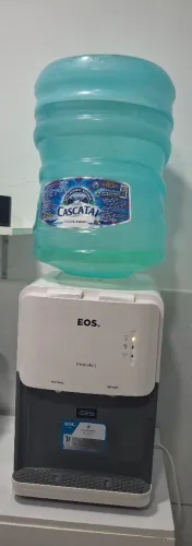 Bebedouro marca EOS com compressor.