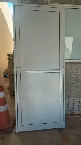 VENDO UMA PORTA DE ALUMÍNIO COM VIDRO DE ALUMÍNIO E UM JANELÃO DE VIDRO DE ALUMÍNIO 