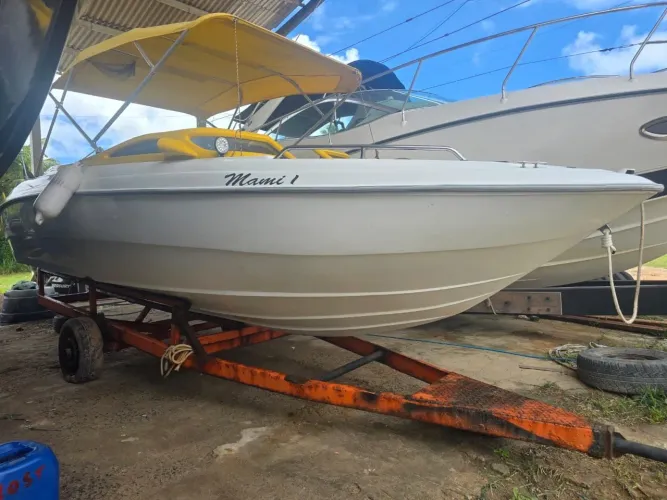 Lancha 23 pés, Motor 150 Yamaha 4 tempos (gasolina)
