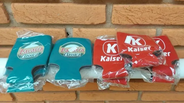 Lote com 9 porta-latas promocionais (antigo) Kaiser e bavar<br>5 Kaiser + 4 Bavaria Clássica