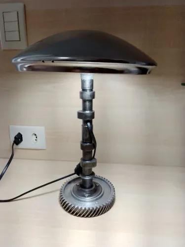 Abajur artesanal feito com peças automotivo