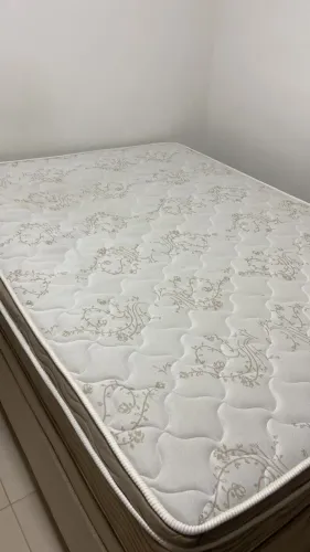 Cama de casal com baú