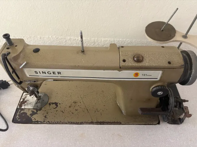 Máquina de Costura Industrial SINGER