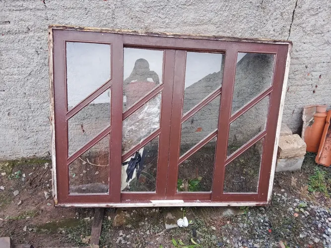 Vendo ou troco janelas,porta com caixilho e pia , entrego em Joinville 