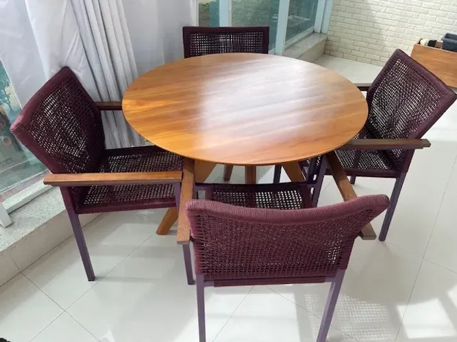 Mesa com 4 cadeiras