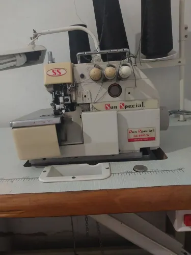 Maquina overlock, pouco usada,bem conservada