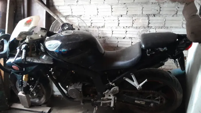 Vendo moto por 4000