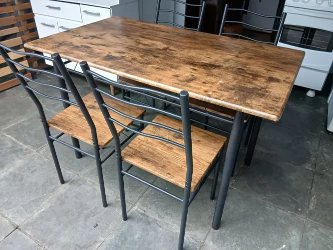 Mesa com 4 cadeiras novinha pouco uso.  Medidas abaixo. 