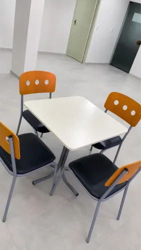 Vendo Jogos de Mesas e Cadeiras 