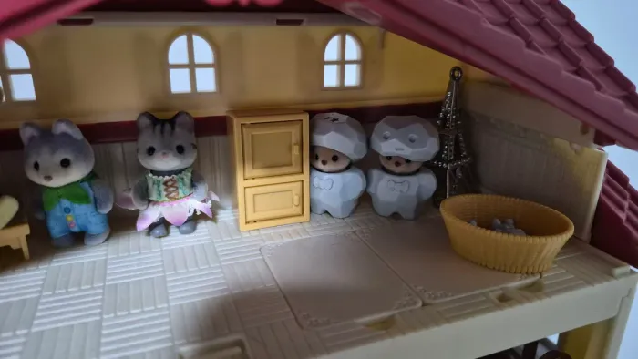 Dois Sylvanian Families lontra de pedra