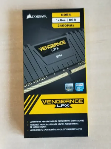 Memória RAM 8GB DDR4 na caixa Corsair Vengeance LPX