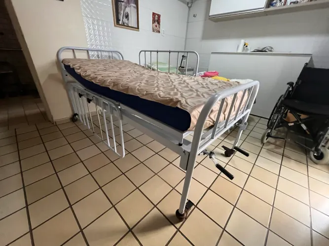 Cama hospitalar com colchão + colchão pneumático