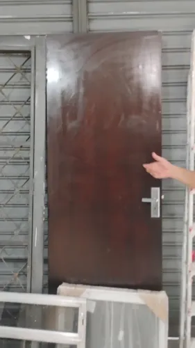 Porta de madeira envernizada com fechadura sem chave e caixonete
