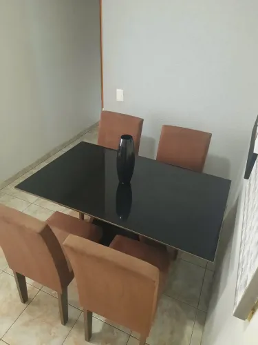 CONJUNTO DE SALA DE JANTAR MESA TAMPO DE VIDRO 4 CADEIRAS EM SUEDE
