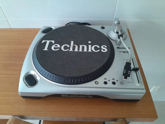 Pick-up de vinil numark com pich belt drive.