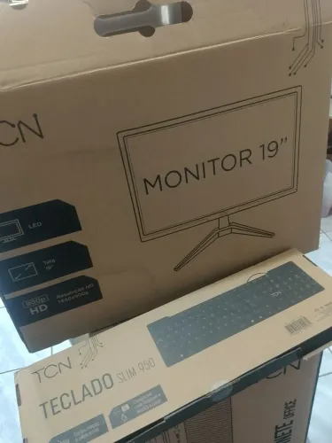 Monitor TCN 19 polegadas led na caixa