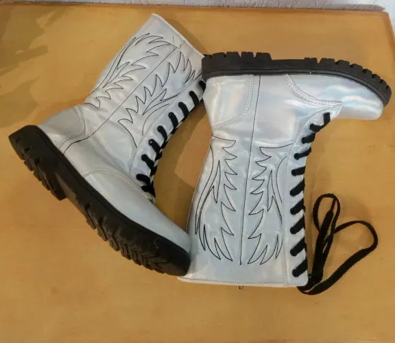 Bota/coturno Flor de MilaAylla prata, perfeita quase sem uso número 32